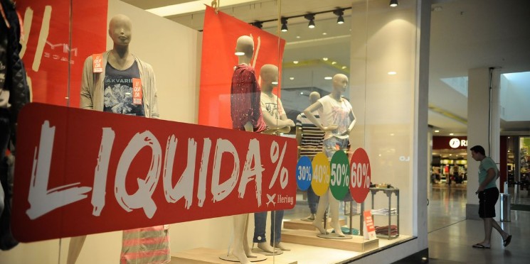 Vestuário e habitação puxam queda do custo de vida em SP