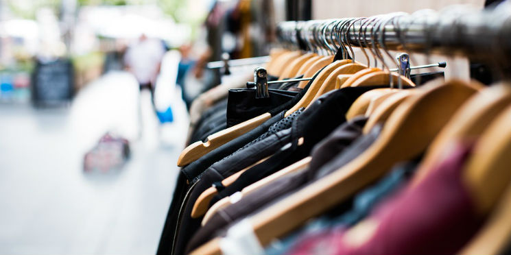 Após cinco quedas, sobe intenção de consumo das famílias 