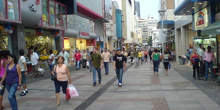 Lojistas de shoppings rumam para ruas e cidades do interior