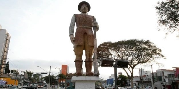 Nota de repúdio/ Fogo na estátua de Borba Gato