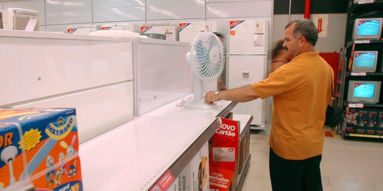 Comércio vive fase incomum: crise e falta de produto