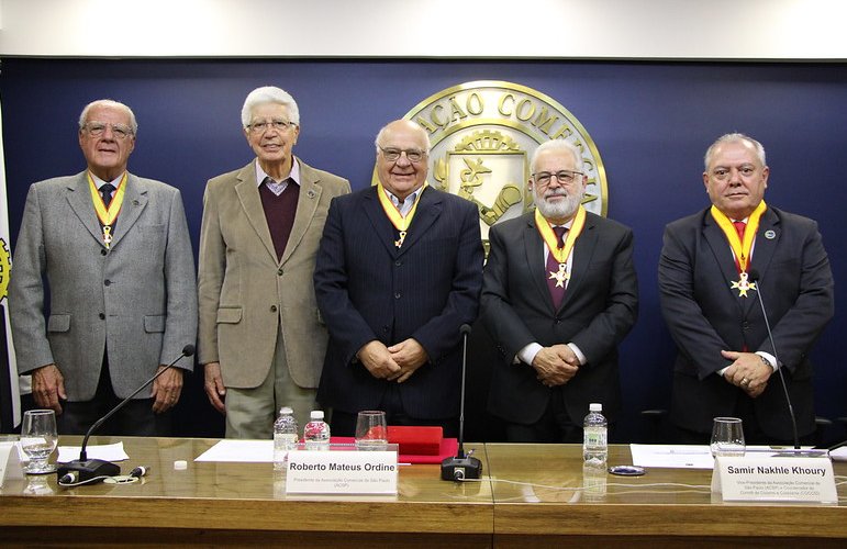 Presidente da ACSP é condecorado com Colar Carlos de Souza Nazareth