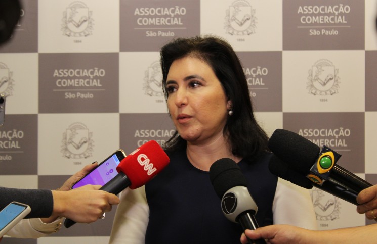 Simone Tebet é indicada como candidata da terceira via, mas ainda enfrenta resistência interna