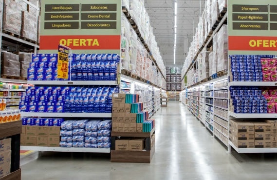 Inflação alimentar ajuda atacarejos, mas competição barra crescimento