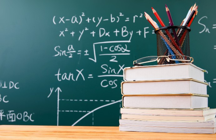 Empresas investem em escola própria