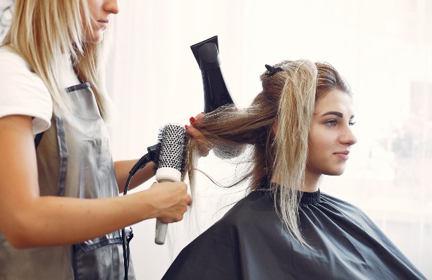 Volume de serviços sobe 0,3% em janeiro e iguala recorde da série, diz IBGE