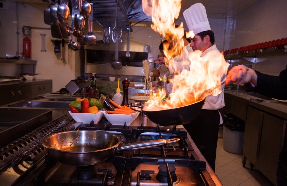 Bares e restaurantes esperam alta nas vendas de final de ano; falta de mão de obra preocupa