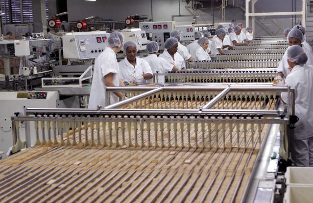 Produção industrial cai 1,2% em dezembro e fecha 2025 com alta de 0,6%