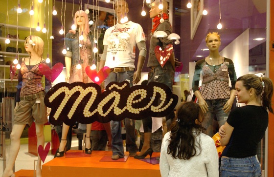 ACSP: mais da metade dos brasileiros pretende presentear no Dia das Mães