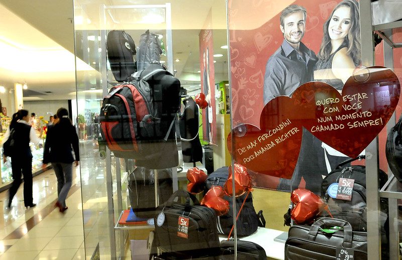 Namorados devem gastar até R$ 200 com presentes