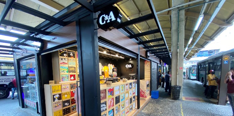 C&A lança ministores em terminais de ônibus e Metrô 