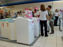 Confiança do comércio sobe 1,4% em novembro, diz CNC