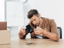 Número de inadimplentes diminui pelo 8º mês seguido em março, diz Boa Vista