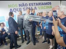 Tarcísio anuncia repasse de R$ 46 mi para incentivar a vacinação em SP