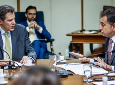 Parlamentares entregam a Haddad proposta de desoneração da folha