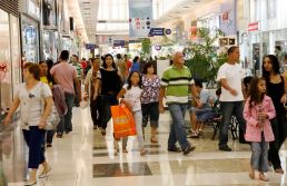 Fluxo em lojas físicas cresce 26% em março na variação interanual, diz SBVC