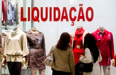 Vendas no varejo da cidade de SP recuam 15,4% em abril, diz ACSP