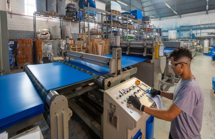 Faturamento da indústria sobe em janeiro, mas não reverte cenário negativo, diz CNI