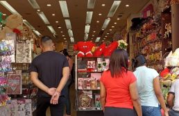 As opções da rua 25 de Março para o Dia dos Namorados 