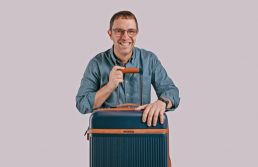 Natalidade em queda: Sestini muda foco de bolsa escolar para mala de viagem