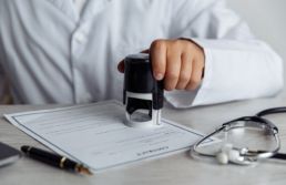 Plataforma do CFM promete barrar atestados falsos. Varejo comemora 