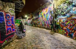 Um labirinto, dois jovens e três bares místicos