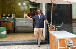 Gil encosta a bicicleta e abre ponto fixo da brigaderia no Centro de SP