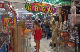 Já sabe o que usar no Carnaval? Veja opções de fantasias da 25 de Março