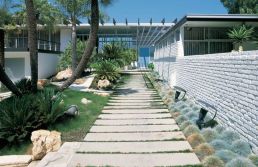 Visitamos a única residência projetada por Oscar Niemeyer nos EUA