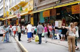 Fluxo de clientes em lojas físicas cai 1,1% em 2024, informa Ablos