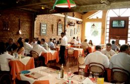 Tarcísio veta obrigatoriedade de cardápio de papel em restaurantes de SP