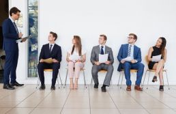 FIA: 54,5% das empresas esperam contratar mais em 2026 