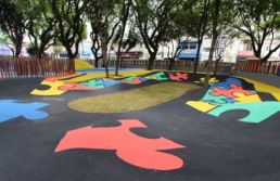 O 'prédio azul' no caminho para a escola