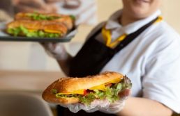 Gastos com alimentação fora de casa sobem 7,3%