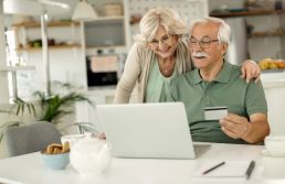 Compras online são habituais para 81% dos brasileiros com mais de 60 anos 