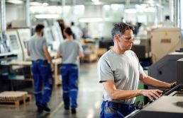 Produção industrial recua 0,6% em julho e afeta maior parte das atividades 