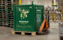 Cervejaria lança engradado com 1.461 latas para ajudar canadense a 'suportar Trump'