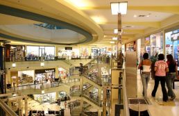 Jornada 4x3 sem redução de salários é inviável, afirmam lojistas de shoppings