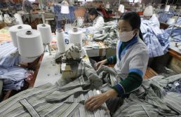 Brasil deve produzir menos roupas em 2023 do que há 4 anos