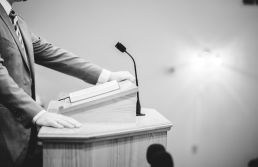 Oratória: a voz que sustenta a advocacia