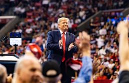 Trump toma posse e promete taxar importações e incentivar petroleiras