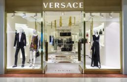 Prada compra Versace em negócio avaliado em 1,25 bilhão de euros