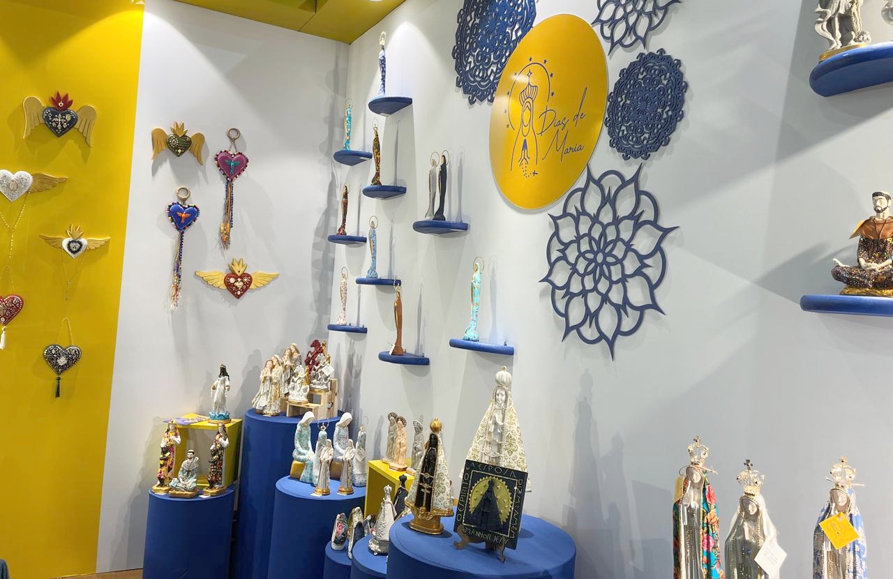 Imagens religiosas expostas em feira
