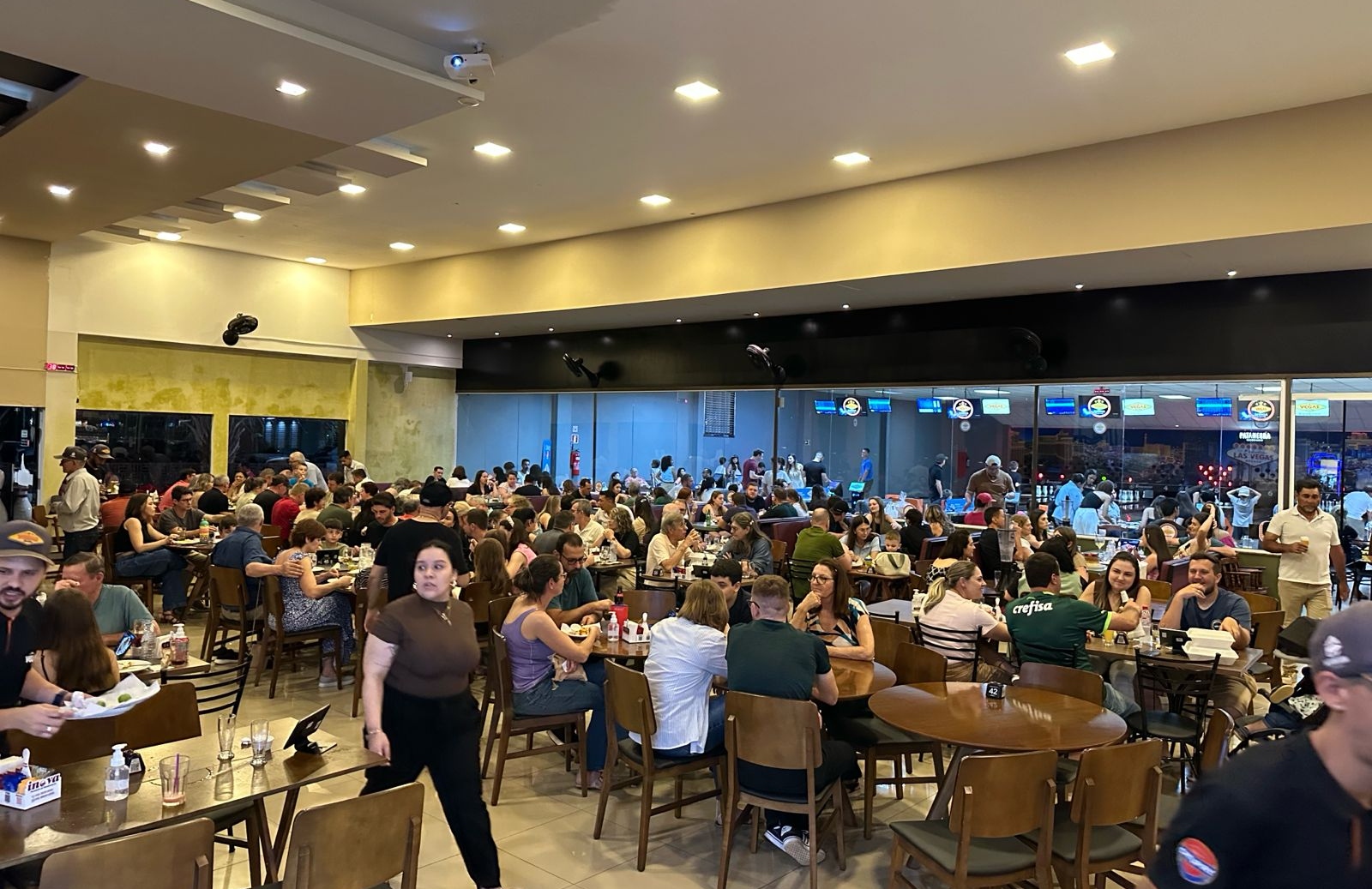 pessoas comendo em um restaurante