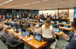 CCJ da Câmara aprova propostas que acabam com a escala 6x1