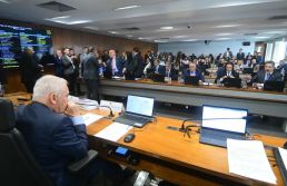 CCJ do Senado aprova PEC do fim da jornada 6x1, com regra de transição