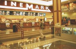 Os shoppings brasileiros devem se preocupar com a venda da Warner