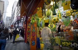 Copa do Mundo impulsiona vendas no varejo e amplia busca por produtos para torcer em casa