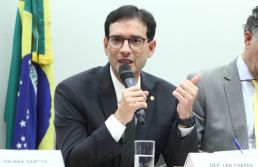 Leo Prates apresenta substitutivo ao projeto do governo que acaba com a escala 6x1