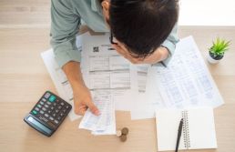 Metade da população adulta está endividada, diz estudo